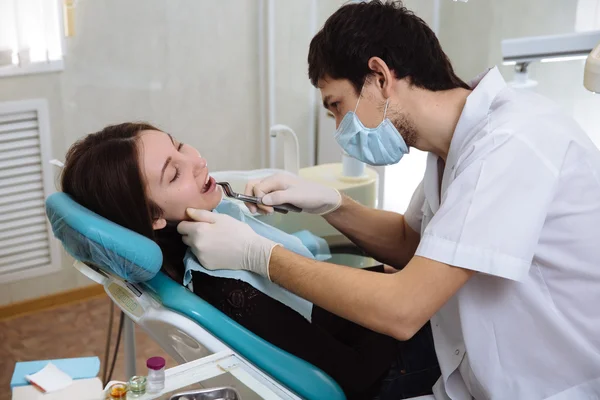 Un dentiste professionnel fait un bilan dentaire sur une patiente en chirurgie dentaire. Concept de santé — Photo