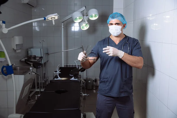 Chirurgo che tiene in mano gli strumenti medici. Concetto di sano — Foto Stock