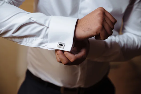 Mãos de homem de negócios com abotoaduras. Roupa de cavalheiro elegante — Fotografia de Stock