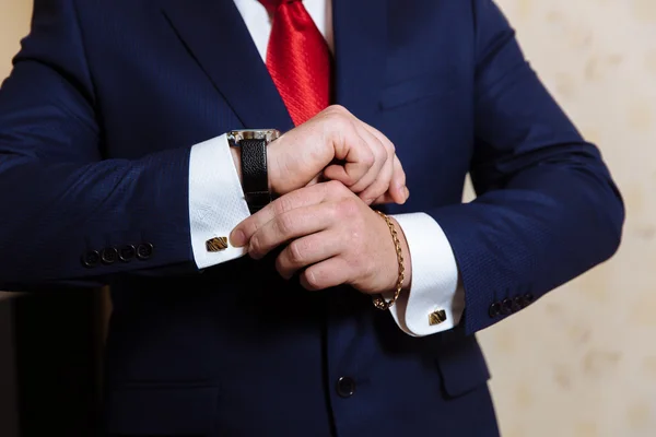 Mãos de homem de negócios com abotoaduras e relógios. Roupa de cavalheiro elegante — Fotografia de Stock