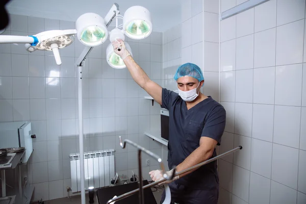 Dottore in occhiali in camera d'ospedale con strumenti medici. Concetto di sano — Foto Stock