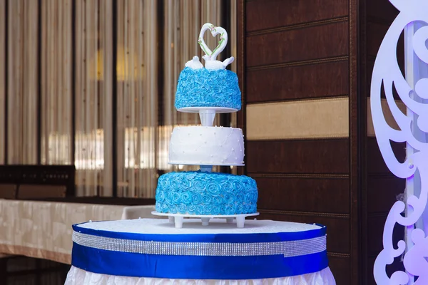 Wielopoziomowe tort weselny. Słodycze w kolorze białym i niebieskim — Zdjęcie stockowe