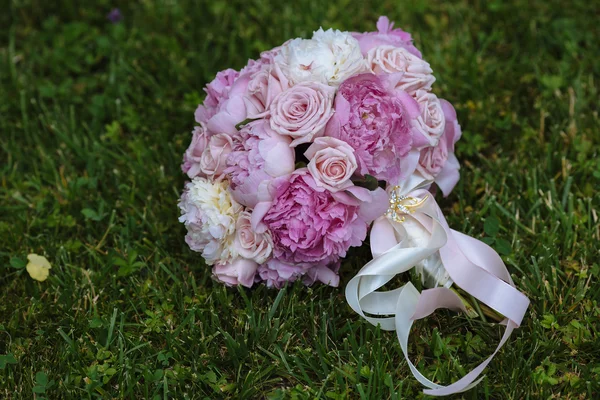 Wedding bouquet on green grass. Brides flowers — Stock Photo, Image