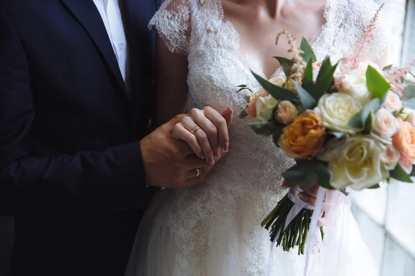 Novia y novios manos con anillos de boda — Foto de Stock