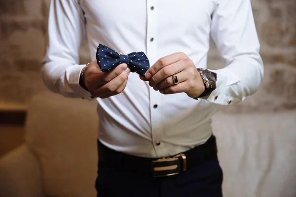Homem a segurar gravata. Roupa de cavalheiro elegante . — Fotografia de Stock