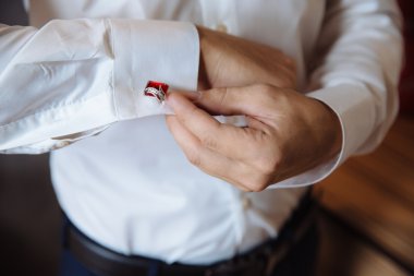 Kol düğmesi ile işadamı el. Zarif beyefendi clother