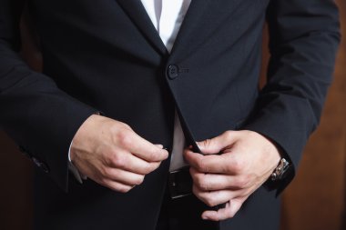 adam bir ceket giyer. iş kavramı