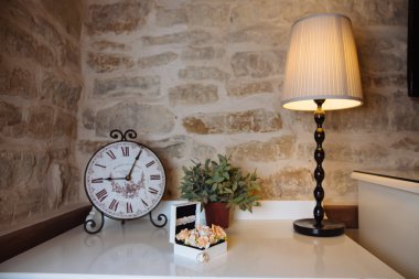 Alyans beyaz masasında bir kutu içinde. Evlilik kavramı