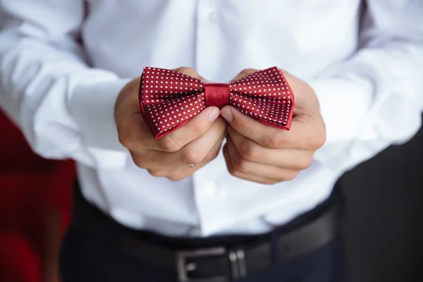 Hombre sosteniendo pajarita. Elegante caballero clother . —  Fotos de Stock