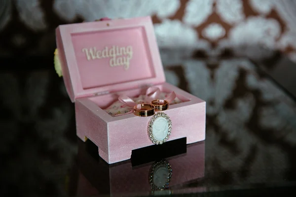 Два кольца в коробке со свадебной надписью на тёмном столе. Концепция брака — стоковое фото