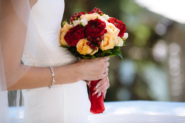 Belo buquê de casamento em mãos da noiva — Fotografia de Stock