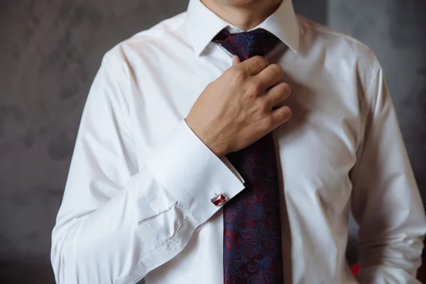 Homem de negócios a arranjar a gravata. Roupa de cavalheiro elegante — Fotografia de Stock