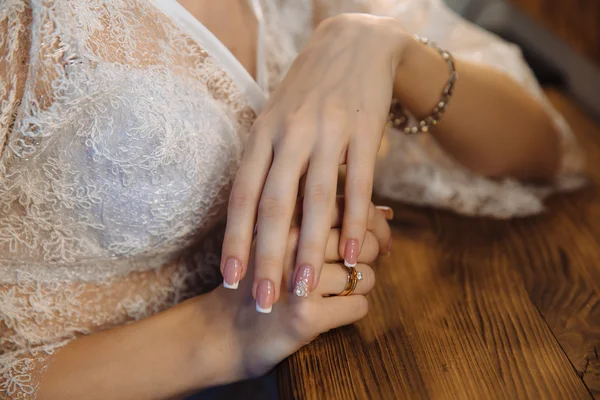 Закройте руки женщина показывает кольцо с бриллиантом — стоковое фото