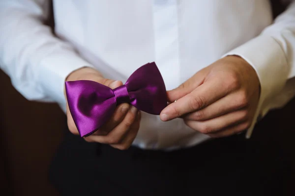 Homem a segurar gravata. Roupa de cavalheiro elegante . — Fotografia de Stock