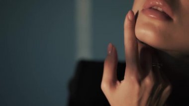 Baştan çıkarıcı, genç ve güzel bir kadın tutku tasvir ederek kendine dokunuyor. 