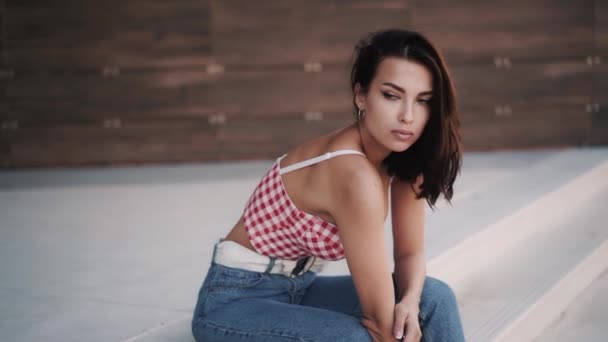 Aantrekkelijke Kaukasische jonge vrouw brunette model poseren buiten — Stockvideo