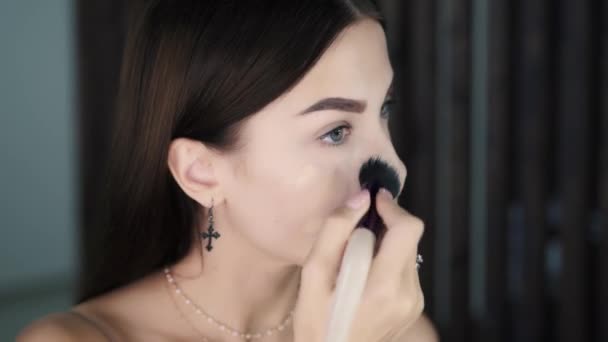 Close-up of charming young caucasian woman applying foundation — Stock Video