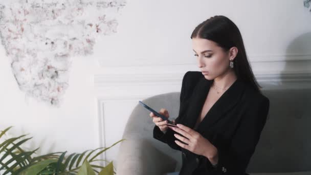 穿着时髦内饰的女人用智能手机在网上购物 — 图库视频影像