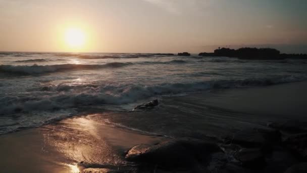 Slow motion. Mesmerizing scenic view of ocean waves splashing on sandy beach — Stock Video