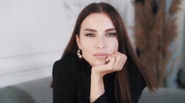 Güzel, başarılı beyaz iş kadınının yakın plan portresi.