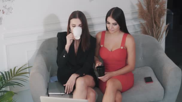 Zwei entzückende junge kaukasische Freundinnen beobachten, wie ihre Lieblingsschauspieler auftreten — Stockvideo