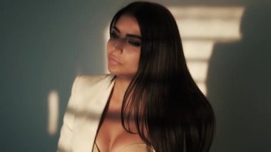 Şık giyinmiş, çekici, beyaz bir kızın yakın çekimi.