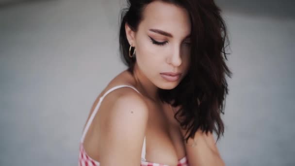 Søt, ung, hvit brunette-modell som poserer for moteskyting – stockvideo