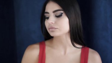 Çekici, sofistike, beyaz tenli esmerin portresi.