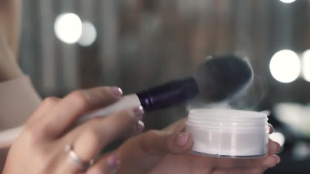 Close-up van de handen van make-up kunstenaar schudden overtollig van borstel — Stockvideo