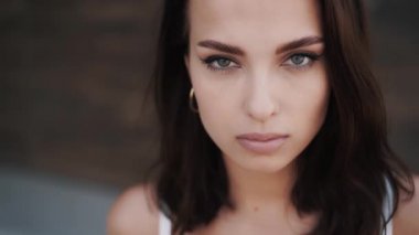 Çekici, seksi, beyaz tenli esmer kadının yakın plan portresi.