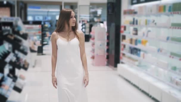 Cámara lenta hermosa joven caucásica mujer camina entre los pasillos — Vídeo de stock