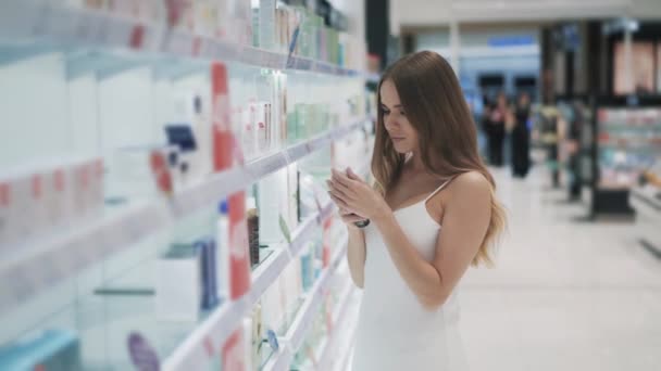 Encantadora bela jovem caucasiana escolhe perfume — Vídeo de Stock