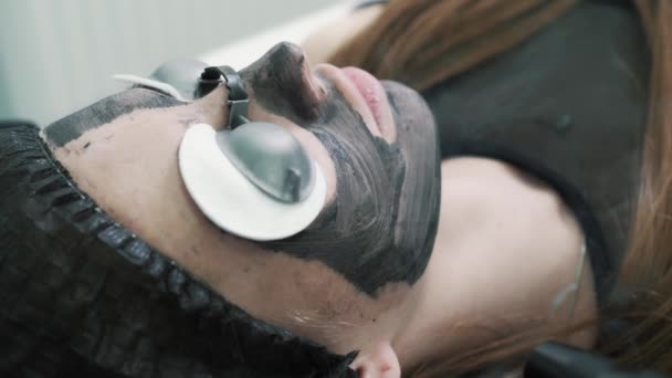 Close-up tangan ahli kecantikan membuat karbon laser mengupas — Stok Video