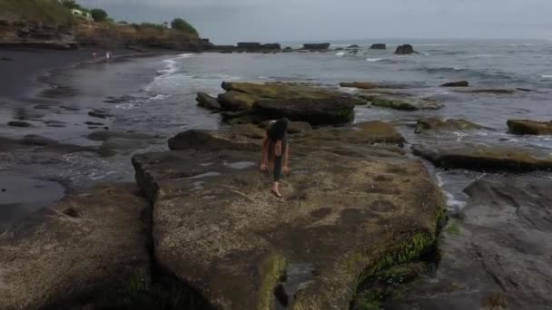 Ung sportig kvinna behärskar yoga instruktör gör svår asana — Stockvideo