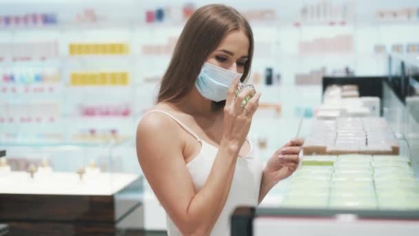 Gyönyörű kaukázusi nő fehér blúzban és orvosi maszk vizsgálati illat — Stock videók