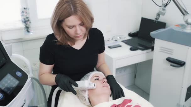 Mujer maestra en salón de belleza haciendo procedimiento de restauración de ultrasonidos — Vídeo de stock