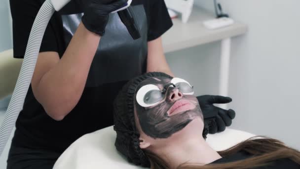 Kosmetikerin aus nächster Nähe führt Laser-Carbon-Peeling durch — Stockvideo