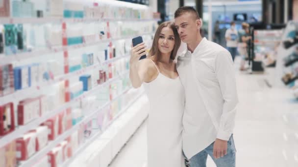 Sevimli kız alışveriş yaparken sevgilisiyle selfie çekiyor. — Stok video