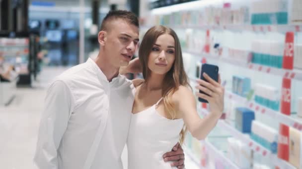 Roztomilý mladý pár okouzlující dívka a mužný chlap, aby selfie — Stock video