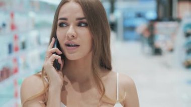 Sosyal ve genç bir kadının arkadaşıyla sohbet edişinin portresi.