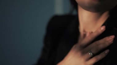 Stüdyoda poz veren şık elbiseli bir manken.