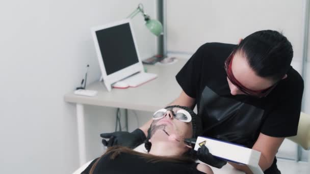 Młoda kobieta kosmetyczka sprawia, że laserowe przywrócenie elastyczności skóry — Wideo stockowe