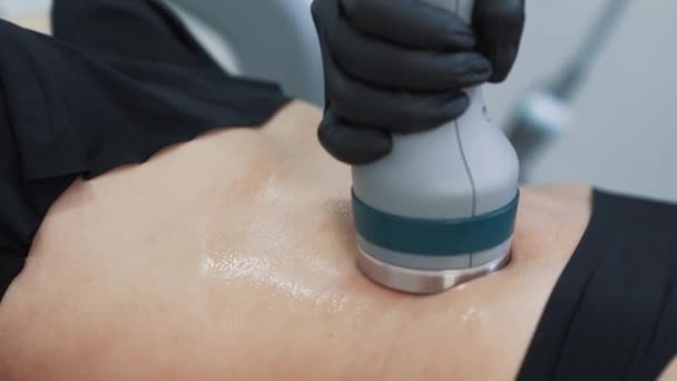 Primer plano esteticista haciendo procedimiento para eliminar el exceso de grasa del abdomen de los clientes — Vídeo de stock