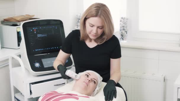 Косметолог робить процедуру апаратного мікрострумового відновлення шкіри — стокове відео