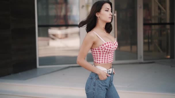 Lindo joven sexy caucásico morena modelo camina por el stree — Vídeo de stock