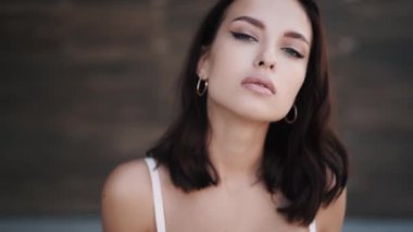 Bakımlı, genç ve güzel bir kadının portresiyle yakın plan. 