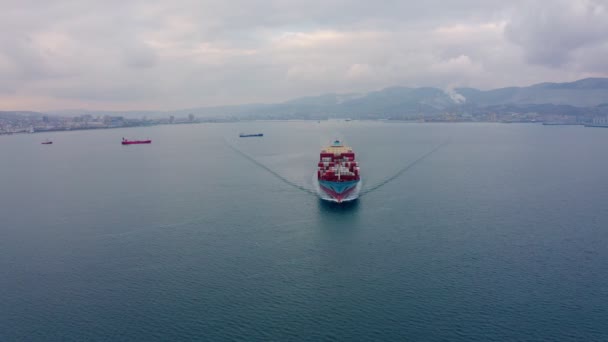 Imágenes aéreas del buque de carga de contenedores ultra grande en el mar, vista frontal. — Vídeo de stock