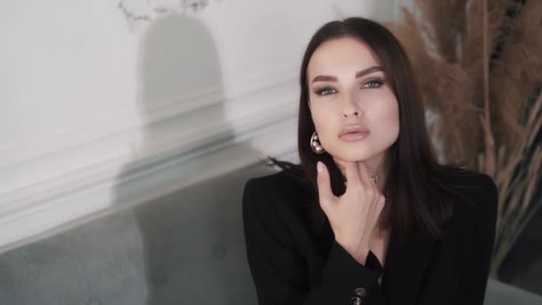 Gros plan sensuel belle femme caucasienne posant au studio, visage mignon — Video