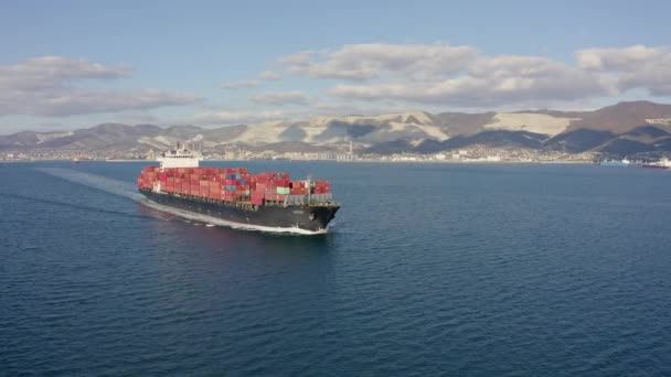 Luftaufnahmen von ultragroßen Containerschiffen auf See, Seitenansicht. — Stockvideo