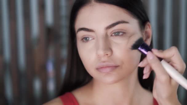 Closeup de hand van make-up kunstenaar meisje schaduwen — Stockvideo